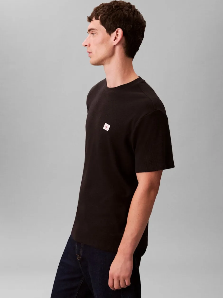 miesten t-paita SS Waffle Badge Crewnk Tee,>Calvin Klein Jeans Outlet