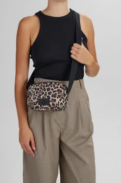 Naisten Laukku, LESS CROSSBODY BAG Ruskea Kuosi>Markberg Online