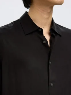 miesten kauluspaita SLHRLXCHARLIE TENCEL SATIN LS SHIRT, musta><noscript><img width=